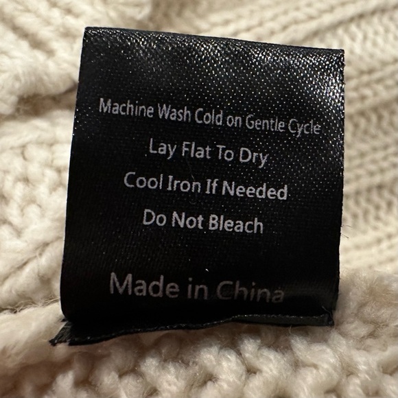 POL Cream V-Neck Cable Knit Sweater - Picture 5 of 7